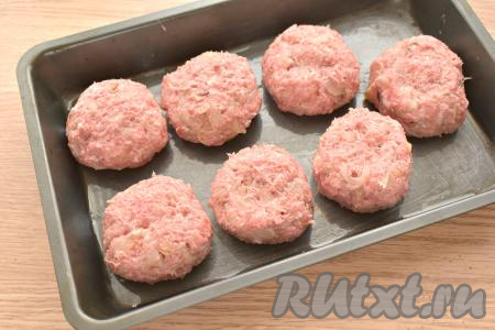 Из получившегося фарша формируем круглые котлеты (у меня вышло 7 штук) и выкладываем их в форму для запекания, предварительно смазанную маслом.