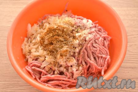 По вкусу солим (помним, что капусту мы уже немного солили), добавляем любимые специи (я добавила готовую приправу для фарша и чёрный молотый перец).