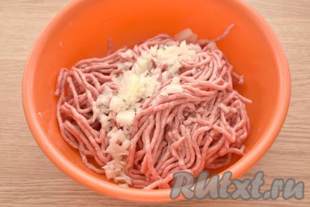 Мясной фарш перекладываем в миску. Луковицу очищаем, нарезаем на маленькие кусочки и добавляем к фаршу.