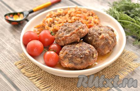 Достаём котлетки из духовки и подаём к столу с гарниром (я подала с гречкой). Котлеты, приготовленные из фарша с добавлением капусты, получаются вкусными, сочными, они внесут приятное разнообразие в повседневное меню.
