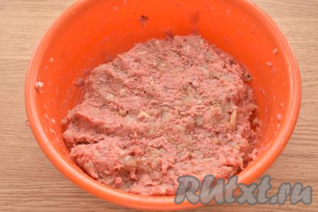 Хорошо перемешиваем фарш с овощами.