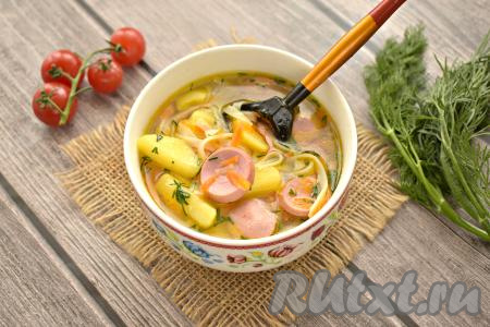 Суп, приготовленный с сосисками и лапшой, получился вкусным, аппетитным и сытным, сразу подаём к столу.