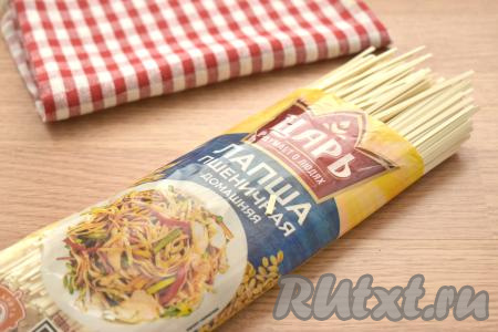 Для приготовления супа я использовала лапшу, как на фото, для варки которой требуется 3 минуты. Вы же можете использовать любую лапшу, которая есть в наличии, время варки смотрите на упаковке.