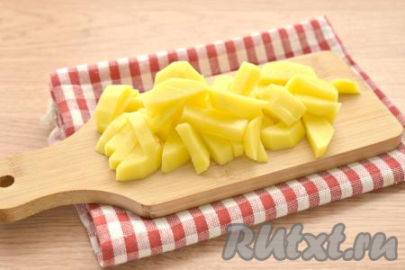 Очищенный картофель нарезаем на небольшие брусочки, выкладываем в кастрюлю с кипящей водой (или бульоном), после закипания, уменьшив огонь, варим картошку 15 минут.