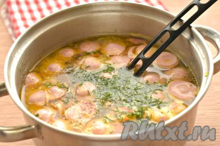 В конце приготовления добавляем измельчённый укроп (или другую зелень). Перемешиваем, даём закипеть и выключаем огонь.