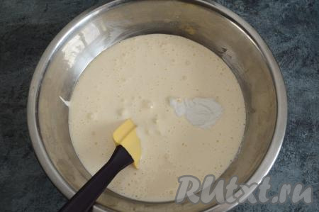Яйца, взбитые с сахаром, влить в миску с манной смесью, добавить разрыхлитель, аккуратно, но тщательно с помощью лопатки (или столовой ложки) перемешать тесто для манника до однородности. Перемешивать лучше движениями лопатки снизу вверх.