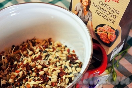 Смесь из фасоли и сушеных овощей залить водой, поставить на средний огонь и варить в течение 35 минут, пока вся вода не выкипит. Снять с огня, накрыть крышкой и дать постоять сваренной фасолевой смеси около 10-15 минут.