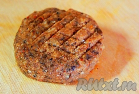 Руки слегка смочить холодной водой и сформовать фасолевые котлетки (лепешки). Обжарить их с двух сторон на растительном масле или на сухой противопригарной сковороде до румяной корочки. Выложить на бумажное полотенце, чтоб удалить излишки масла, если вы жарите на масле.