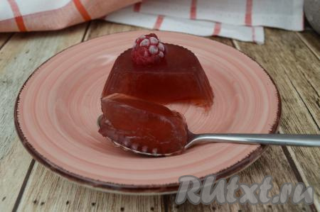 Желе из малинового варенья хорошо держит форму, получается очень вкусным, нежным, в меру сладким. Такой десерт буквально тает во рту, его с удовольствием едят и дети, и взрослые.