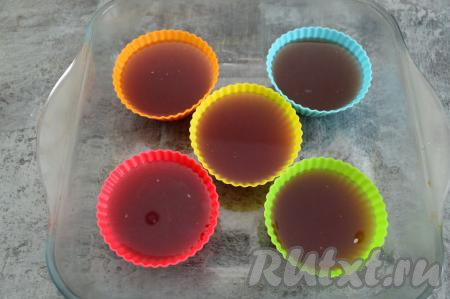 Аккуратно разлить малиново-желатиновую смесь по формам (я разлила по силиконовым формочкам) и поставить в холодильник до полного застывания.