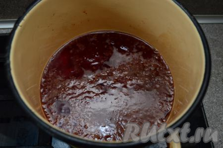 В кастрюле соединить малиновое варенье и 250 миллилитров воды, тщательно перемешать, поставить на огонь, после закипания проварить 3-4 минуты на небольшом огне. Попробовать на вкус, если сахара вам недостаточно, тогда добавьте сахар по вкусу. Я сахар не добавляла.