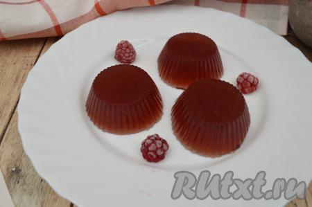 Аккуратно вынуть желе, приготовленное из малинового варенья с желатином, из форм и можно угощаться вкуснейшим домашним десертом. При желании, если у вас желе застывало, например, в креманках, тогда можно подать прямо в них к столу.