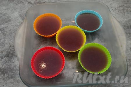 Обычно желе полностью застывает в течение 3-4 часов.