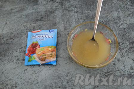 Желатин (у меня - быстрорастворимый желатин) переложить в небольшую ёмкость, залить 50 миллилитрами воды комнатной температуры, перемешать и оставить для набухания минут на 10. Желатин бывает разным, поэтому обязательно ознакомьтесь с инструкцией на упаковке желатина, который вы используете, возможно, его нужно будет замачивать для набухания на более длительное время. 