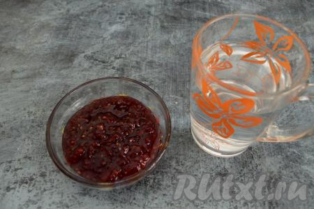 Отмерить нужное количество малинового варенья и 250 миллилитров воды.