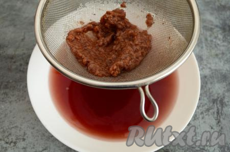 Снять получившийся малиновый компот с огня, дать ему немного остыть, затем процедить через сито. Семечки и жмых, оставшиеся в сите, выбросить, они нам не понадобятся.