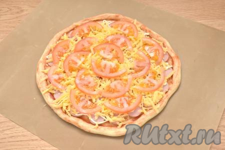 Помидоры нарезаем на достаточно тонкие ломтики и половину нарезанных помидоров выкладываем поверх сыра.