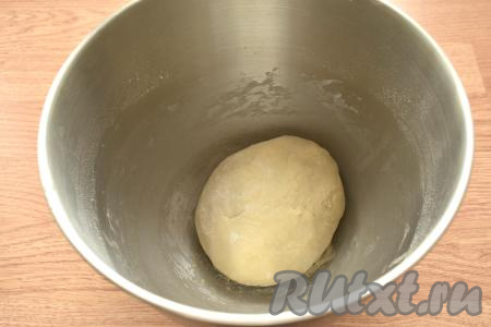 А затем продолжаем замешивать тесто руками. Тесто для пиццы должно получиться мягким, оно не должно липнуть к ладоням. Если же тесто слегка липкое, тогда добавьте совсем немного муки. Накрываем миску с тестом полотенцем и ставим в тёплое место на 1 час. Тесто за это время округлится, увеличившись в объёме раза в 2.