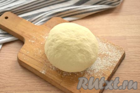 Начинаем замес теста, перемешивая содержимое миски вначале ложкой, а когда тесто начнёт собираться в ком, как следует вымешиваем его руками. Тесто для беляшей должно получиться мягким, не липнущим к ладоням. Прикрываем миску с дрожжевым тестом полотенцем и оставляем для подъёма на 1 час в тёплом месте (до увеличения теста в объёме раза в 2).