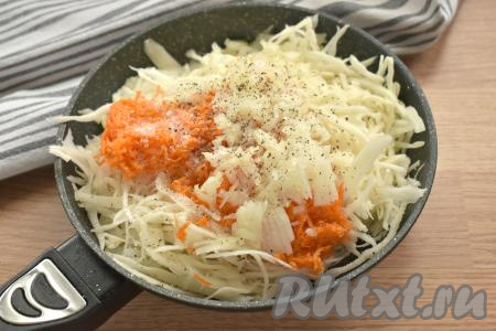 Лук и морковку очищаем. Добавляем к капусте морковку, натёртую на крупной тёрке, и мелко нарезанный лук, по вкусу солим и перчим.