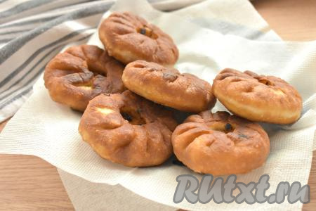 Готовые беляши с капустой выкладываем на салфетки, чтобы удалить излишки масла. Постепенно жарим все беляши.