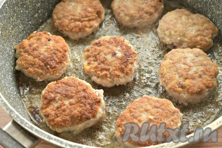 Разогреваем на сковороде растительное масло. Выкладываем в горячее масло котлеты. Жарим с одной стороны 5 минут (до румяности) на среднем огне. Затем переворачиваем и жарим котлетки 4-5 минут с другой стороны (до подрумянивания). 