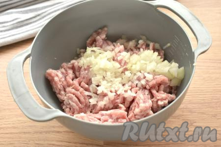 Мясной фарш для котлет можно купить в магазине, а можно взять кусочки мяса (у меня - говядина и свинина) и пропустить через мясорубку. В достаточно глубокую миску выкладываем фарш, добавляем очищенную и мелко нарезанную луковицу (если фарш готовите в домашних условиях, тогда можно лук вместе с мясом пропустить через мясорубку).