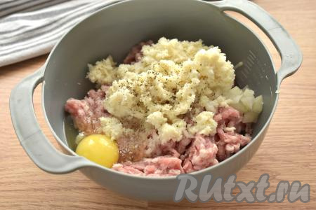 К фаршу с луком добавляем сырое яйцо, хлебный мякиш, отжатый от молока, соль и чёрный молотый перец. Можно добавить свои любимые специи.