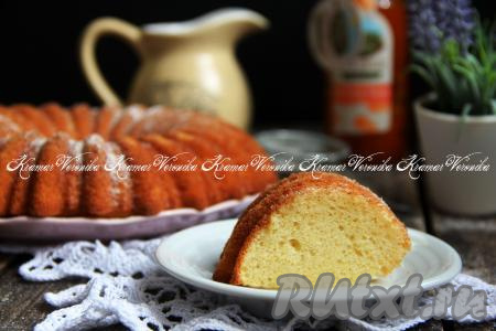 А вот как кусочек этого творожного кекса, испечённого в духовке, выглядит в разрезе. Эта выпечка, приготовленная без сливочного масла, получается мелкопористой и очень нежной.