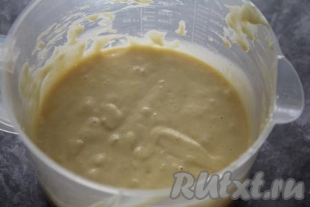 Добавляя частями муку, учитывайте, что творожное тесто для кекса должно получиться однородным, достаточно воздушным, в меру густым, оно будет напоминать сметану средней жирности.