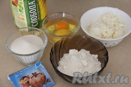 Подготовить продукты для приготовления творожного кекса без сливочного масла в духовке.