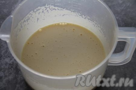 Миксером на максимальной скорости взбить яйца с сахаром до получения светлой и пышной яичной смеси (на взбивание обычно требуется 4-5 минут).