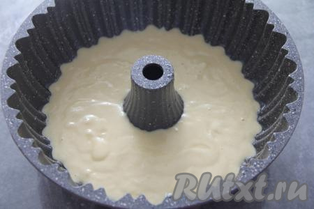 Смазать форму для выпечки (я взяла форму диаметром 22 сантиметра) растительным маслом, после этого выложить тесто. Поставить форму в разогретую до 180 градусов духовку, выпекать творожный кекс минут 30 (до готовности). Для того чтобы убедиться, что кекс готов, нужно его проколоть сверху сухой зубочисткой (если зубочистка после прокалывания останется сухой, на ней не будет следов теста, значит кекс готов).