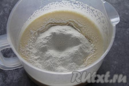 В творожно-яичную смесь всыпать разрыхлитель, частями начать добавлять муку, перемешивая тесто лопаткой (или ложкой).