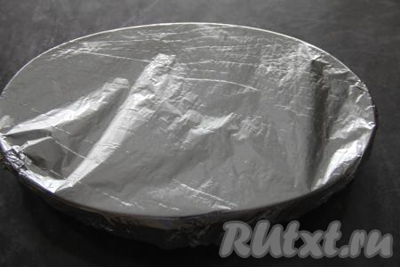 Накрыть форму с рисом и зубаткой фольгой, поставить в разогретую духовку. Запекать минут 45 при температуре 220 градусов.&nbsp;