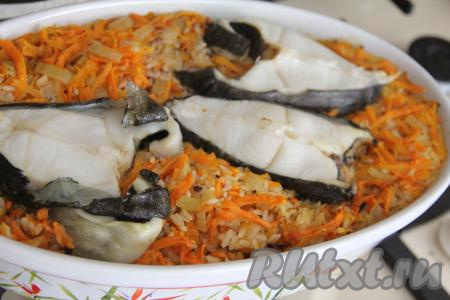 Вода должна полностью впитаться, а рис приготовиться (стать достаточно мягким, но не разваренным).