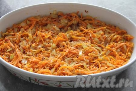 Перемешать рис с овощами и разровнять в форме.