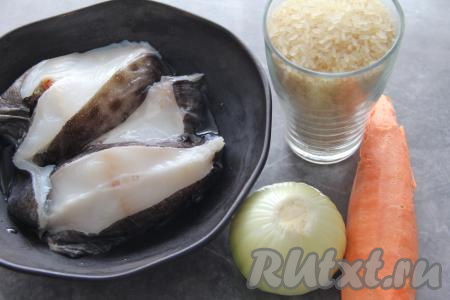 Подготовить продукты для приготовления зубатки с рисом в духовке. Зубатку разморозить, промыть, обсушить, затем, если нужно, нарезать на кусочки (я купила стейки зубатки, поэтому разрезать рыбу на части не пришлось). Посолить кусочки зубатки. Почистить лук и морковь (я взяла крупные овощи).&nbsp;