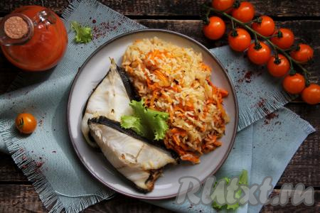 Зубатку, приготовленную с рисом в духовке, подать к столу в горячем виде. Блюдо получается аппетитным, сытным и вкусным, попробуйте!