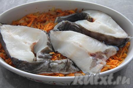 Выложить стейки зубатки поверх риса.