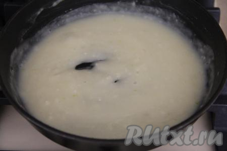 На сковороду с масляно-мучной смесью влить воду, тщательно перемешать, должна получиться однородная масса.