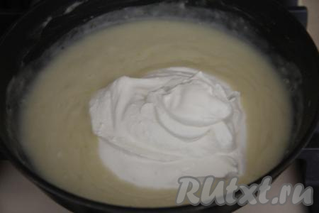 Добавить сметану, очень хорошо перемешать, посолить и поперчить по вкусу, довести сметанный соус до кипения.