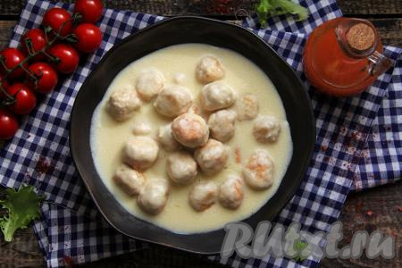 Очень вкусные, ароматные фрикадельки вместе со сметанным соусом разложить со сковороды по тарелкам и, дополнив гарниром, подать в горячем виде к столу.