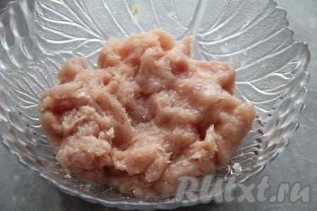 Для получения фарша пропустить мясо (я взяла куриное филе) через мясорубку, посолить, поперчить фарш, хорошо вымесить.&nbsp;