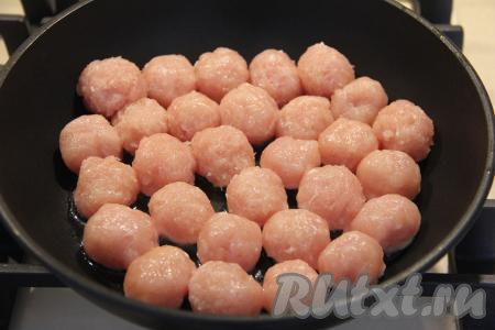 Сформировать из фарша небольшие шарики (фрикадельки), выложить их в один слой в сковороду, уже разогретую с растительным маслом. Жарить фрикадельки на среднем огне, периодически перемешивая, минут 15.&nbsp;