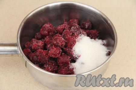 Прежде всего нужно приготовить вишнёвую начинку. Я использовала замороженную вишню без косточек, её можно не размораживать. Для этого десерта можно взять и свежие ягоды, предварительно промытые водой и очищенные от косточек. В сотейник выложить вишню, всыпать сахар, поставить на средний огонь и, периодически помешивая, довести на среднем огне до кипения, затем, уменьшив огонь, проварить, иногда помешивая, 2-3 минуты.