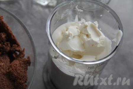 Для приготовления крема нужно на высоких оборотах миксера взбить хорошо охлаждённые сливки с сахарной пудрой до мягких пиков. Затем добавить творожный сыр и перемешать на небольшой скорости миксера до однородного состояния. Для удобства переложить крем в кулинарный мешок.