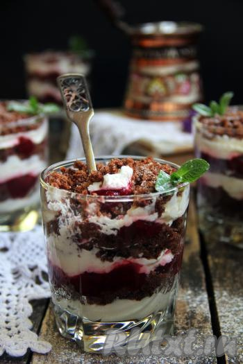 Десерт "Чёрный лес" получился нежным, красивым и очень вкусным. Такие трайфлы украсят любой праздничный стол!