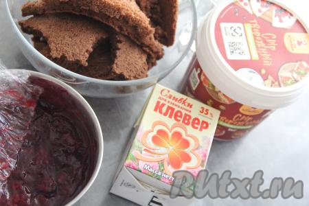 Сливки предварительно хорошо охладить. Для формирования десерта нам понадобится грамм 300 шоколадного бисквита, поломать его на кусочки.