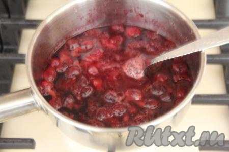 В чашку всыпать крахмал, влить 30 миллилитров холодной воды, тщательно перемешать, размешивая все комочки. Получившуюся крахмальную смесь тонкой струйкой, постоянно помешивая, влить в кастрюлю с вишней. Вмешать полностью крахмал и проварить вишнёвую начинку 2-3 минуты (до загустения) на небольшом огне. Затем снять с огня, накрыть пищевой плёнкой так, чтобы она полностью лежала на поверхности вишни, оставить начинку до полного остывания.